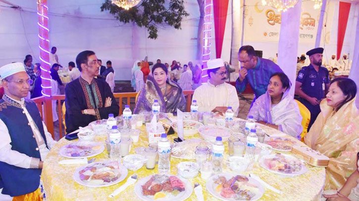 ফের এক টেবিলে শামীম-আইভী, এবারও কথা বললেন না