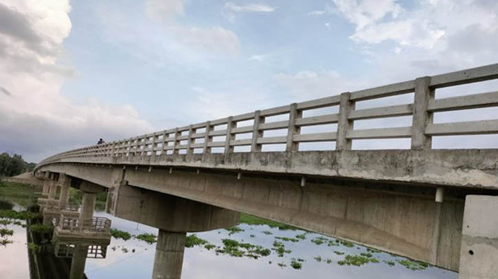 টুঙ্গিপাড়ায় মধুমতী নদীতে নির্মিত দুই লেন সেতু নিয়ে আশা