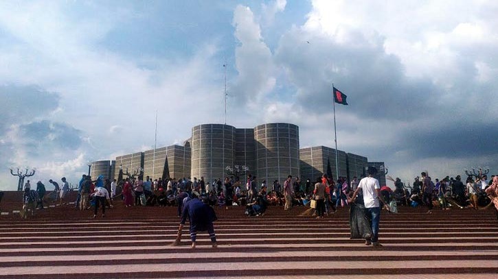 সংসদ ভবন পরিষ্কার করেছেন শিক্ষার্থীরা