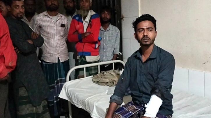 নেত্রকোণায় ব্যবসায়ীকে ছুরিকাঘাত করে ১৭টি মোবাইল ও টাকা ছিনতাই