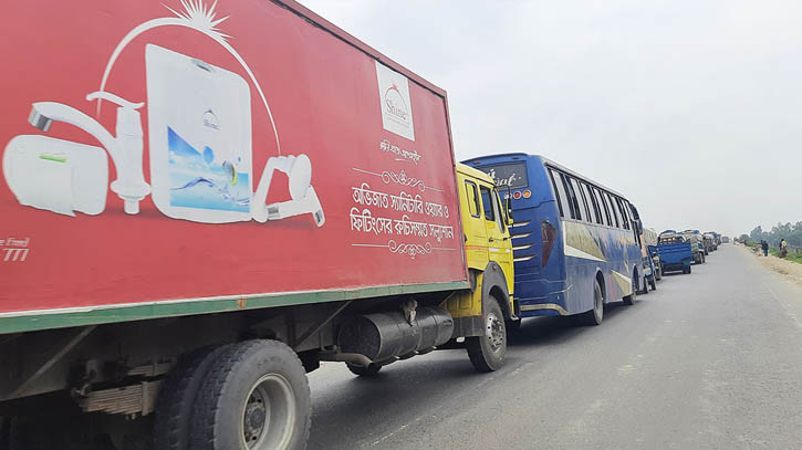 সিরাজগঞ্জ মহাসড়কে দীর্ঘ যানজট