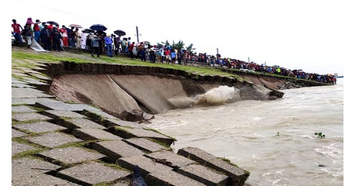 শহররক্ষা বাধে ধস: আতঙ্কে সিরাজগঞ্জবাসী