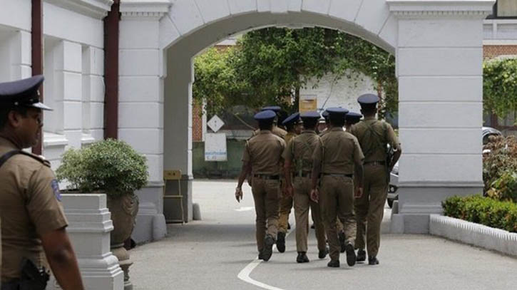 শ্রীলঙ্কার প্রেসিডেন্টের পতাকা চুরির দায়ে এক ব্যক্তি আটক