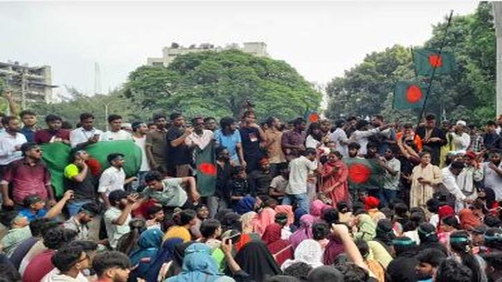 সুপ্রিম কোর্ট থেকে সরে শিক্ষা চত্বরে আন্দোলনকারীরা