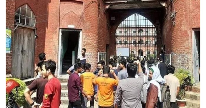 তালা ভেঙে হলে প্রবেশ করল ঢাকা বিশ্ববিদ্যালয়ের শিক্ষার্থীরা