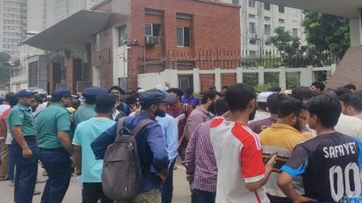 সচিবালয়ের সামনে শতাধিক ঢাবি শিক্ষার্থী