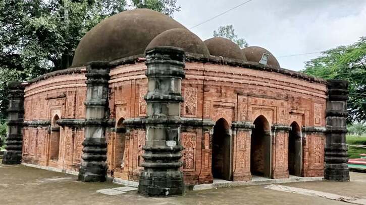 দিনাজপুরের ঘোরাঘাটে মুসলিম স্থাপত্যের অনন্য নিদর্শন সুরা মসজিদ