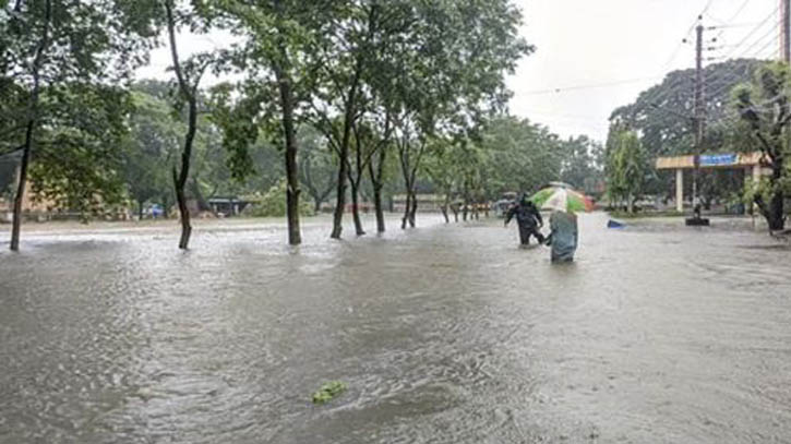 সিলেট ভাসছে পানিতে, প্রাণে বাঁচতে চায় মানুষ