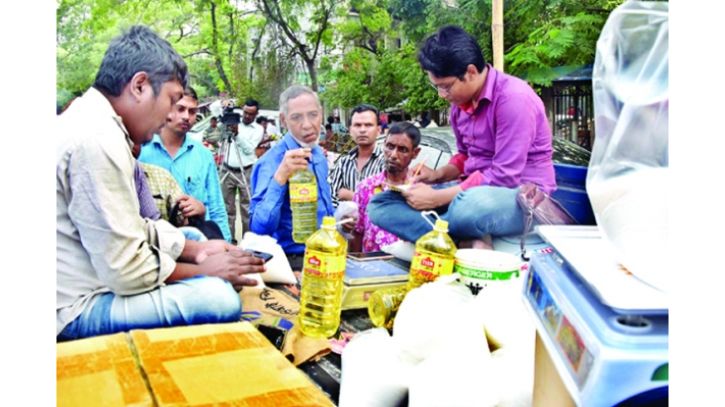 কম দামে পণ্য কিনতে স্বল্প আয়ের ১ কোটি মানুষ পাবে বিশেষ কার্ড