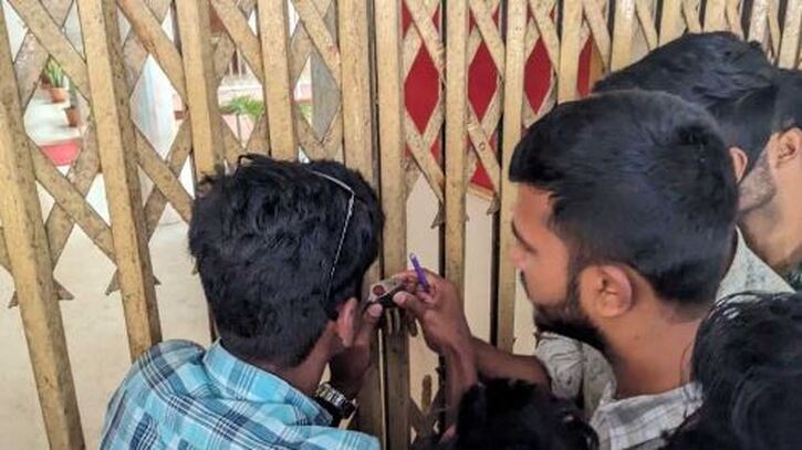 পদত্যাগ না করায় বরিশাল বিশ্ববিদ্যালয়ের উপাচার্যের কক্ষে তালা