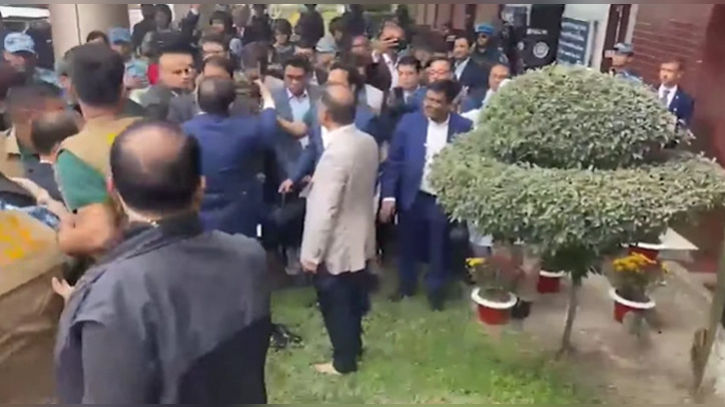 জুতা খুলে খালি পায়ে দেশের মাটির স্পর্শ নিলেন তারেক রহমান