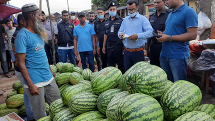 কেজি দরে তরমুজ বিক্রি করায় জরিমানা