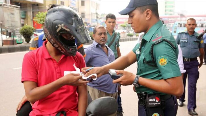 ছিনতাই ঠেকাতে ‘স্মল আর্মস পাচ্ছেন’ ট্রাফিক সার্জেন্টরা