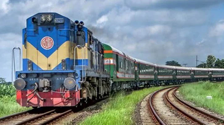 ক্যাটল স্পেশাল ট্রেনে প্রায় ১ হাজার গরু-ছাগল ঢাকায় এসেছে