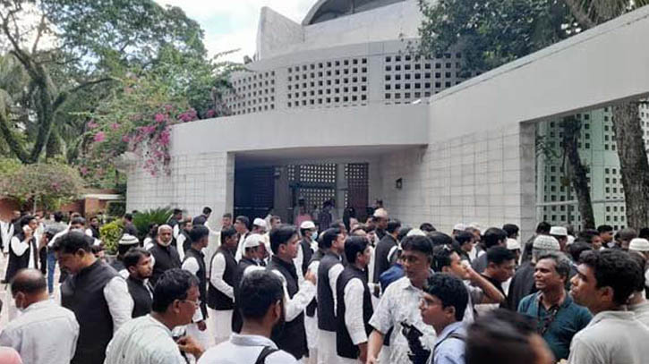 পদ্মা সেতু পাড়ি দিয়ে বঙ্গবন্ধুর সমাধিতে চট্টগ্রামের নেতা-কর্মীরা