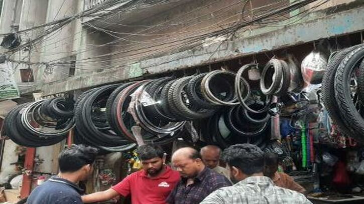 গাজীর কারখানায় আগুন, চড়ছে টায়ারের দর