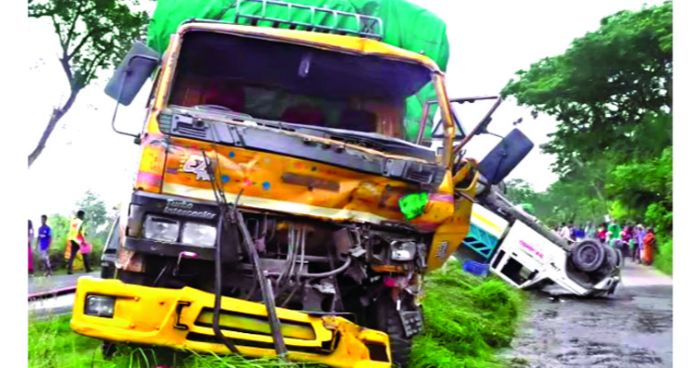 ট্রাকের ধাক্কায় একই পরিবারের পাঁচজন নিহত