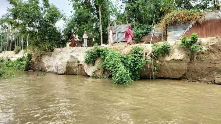 টাঙ্গাইলে ঝিনাই নদীর ভাঙনের কবলে পাঁচ গ্রামের শতাধিক বসতবাড়ি