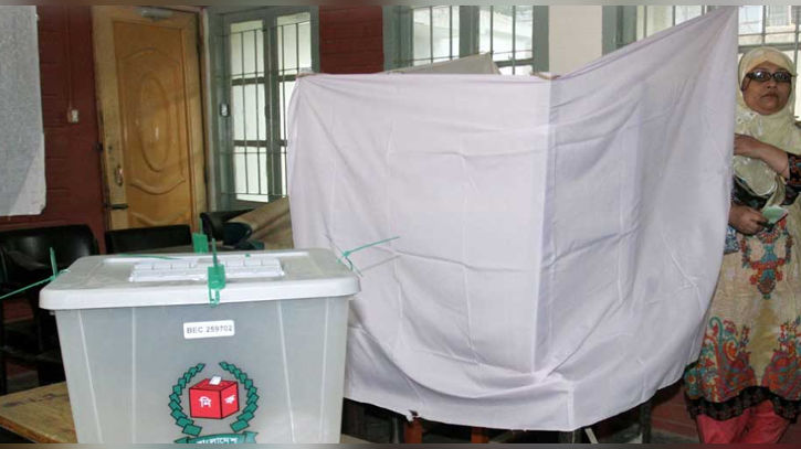ভোটকেন্দ্রে মোবাইল নেওয়া যাবে, ব্যবহার নয় গোপন কক্ষে