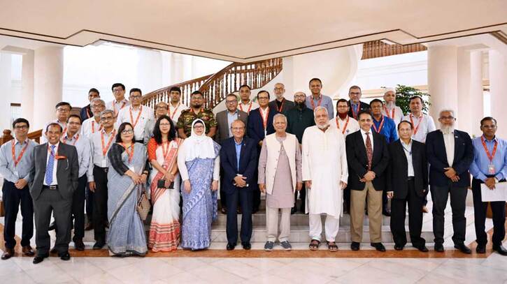 ঈদে ‘ভোগান্তিমুক্ত পরিবেশ’, কর্মকর্তাদের ধন্যবাদ ইউনূসের