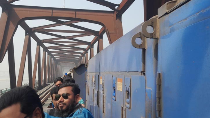 যমুনা রেলসেতুতে ট্রেন চলাচল শুরু