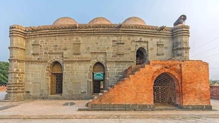 ৫০০ বছরের ইতিহাসে গৌরবময় সাক্ষী সোনামসজিদ