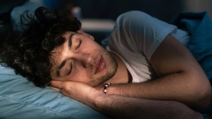 কেন ডান কাত হয়ে ঘুমাবো?