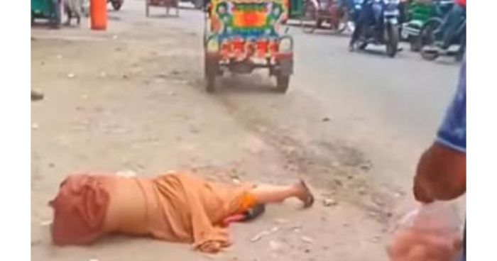 বাসভাড়া না দেওয়ায় ধাক্কা দিয়ে ফেলে দেওয়া হলো প্রতিবন্ধী নারীকে