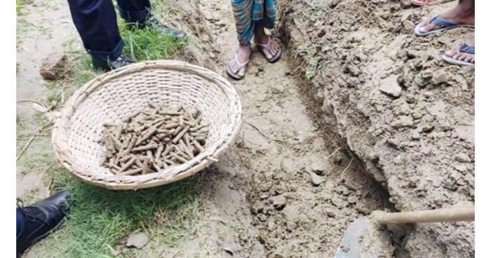 নাটোরে মাটি খুঁড়ে মুক্তিযুদ্ধের সময়কার গুলি উদ্ধার