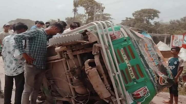 ব্রাহ্মণবাড়িয়ায় কাভার্ড ভ্যানের চাপায় নিহত ৪, আহত ৩