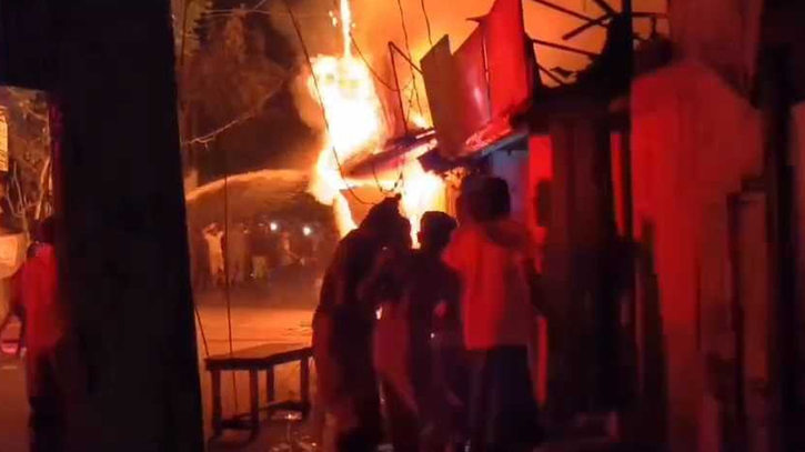 পটুয়াখালীতে আগুনে বিএনপি কার্যালয়সহ পুড়ল পাঁচ দোকান