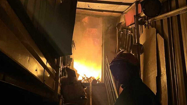 পুরান পল্টনে বহুতল ভবনে আগুন, ফায়ার সার্ভিসের ৬ ইউনিট কাজ করছে
