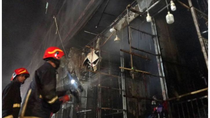 প্রায় পৌনে এক ঘণ্টার চেষ্টায় হকার্স মার্কেটের আগুন নিয়ন্ত্রণে