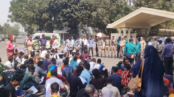 জুলাই আন্দোলনের আহতদের প্রধান উপদেষ্টার কার্যালয়ের সামনে অবস্থান