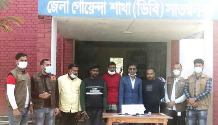 গাড়িতে পুলিশের স্টিকার লাগিয়ে প্রতারণা, আটক ৫