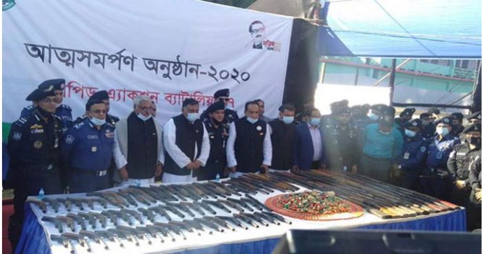 স্বরাষ্ট্রমন্ত্রীর কাছে অস্ত্র জমা দিয়ে ৩৪ জন ডাকাতের আত্মসমর্পণ