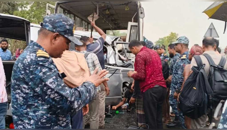 বাগেরহাটের রামপালে বাস ও মাইক্রোবাসের সংঘর্ষে নিহত অন্তত ১২