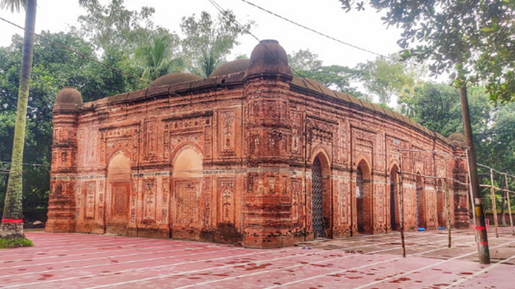 ইসলামী স্থাপত্যশৈলীর এক অনিন্দ্য নিদর্শন বাঘা শাহী জামে মসজিদ