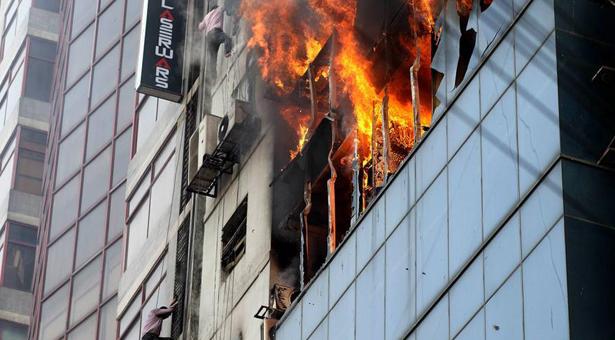বানানীর  আহমেদ টাওয়ারের ১৫ তলায় আগুন