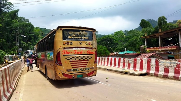 বান্দরবানের সঙ্গে সারাদেশের সড়ক যোগাযোগ স্বাভাবিক হয়েছে