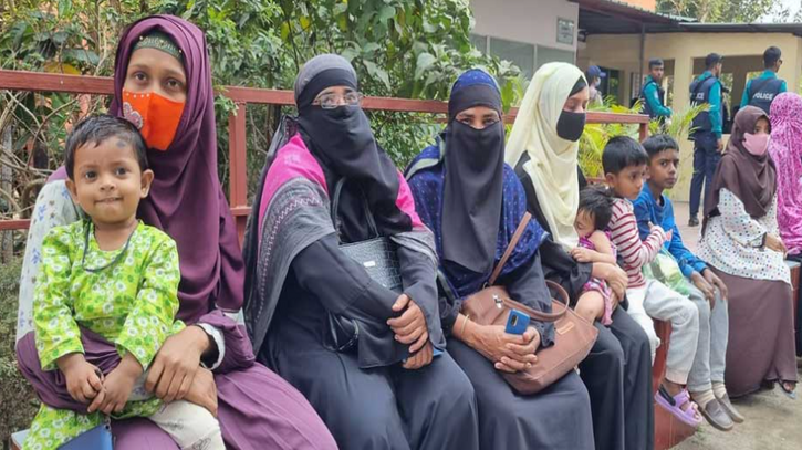 বরিশালে ৩ দাবিতে আদালত বর্জন আইনজীবীদের,ভোগান্তি বিচারপ্রার্থীদের