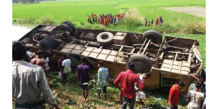 ঢাকা-হবিগঞ্জ রুটে যাত্রীবাহী বাস খাদে পড়ে ৩ জনের মৃত্যু