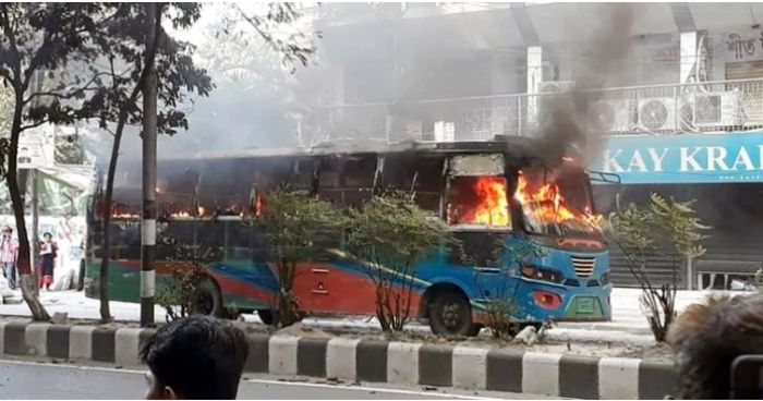 এক ঘন্টার মধ্যে রাজধানীর ৫ স্থানে বাসে অগ্নিকাণ্ড