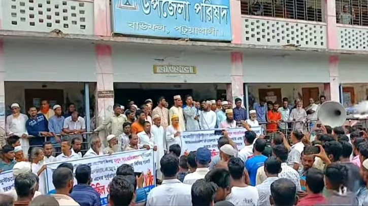 ‘হলুদ সাংবাদিকতা’ বিরোধী স্লোগানে উত্তাল শিক্ষক মিছিল