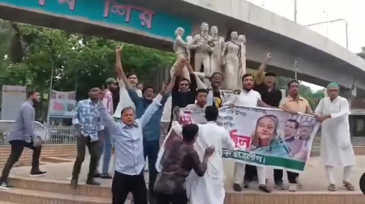 ঢাকা বিশ্ববিদ্যালয়ে ‘নিষিদ্ধ’ ছাত্রলীগের হঠাৎ মিছিল