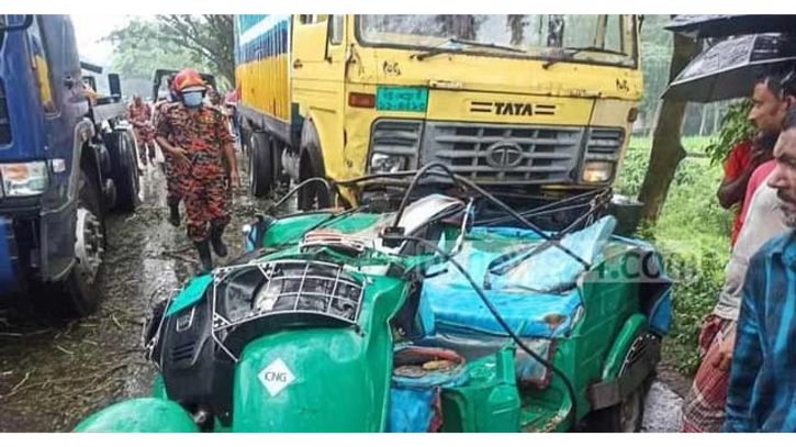 লরির ধাক্কায় অটোরিকশা ডোবায়, এসএসসি পরীক্ষার্থীসহ আহত ৭