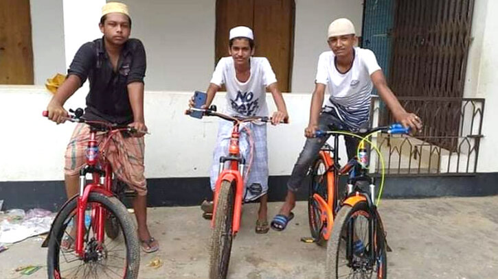 টানা ৬০ দিন জামাতে নামাজ আদায়ে ৩ শিশুকে বাইসাইকেল উপহার