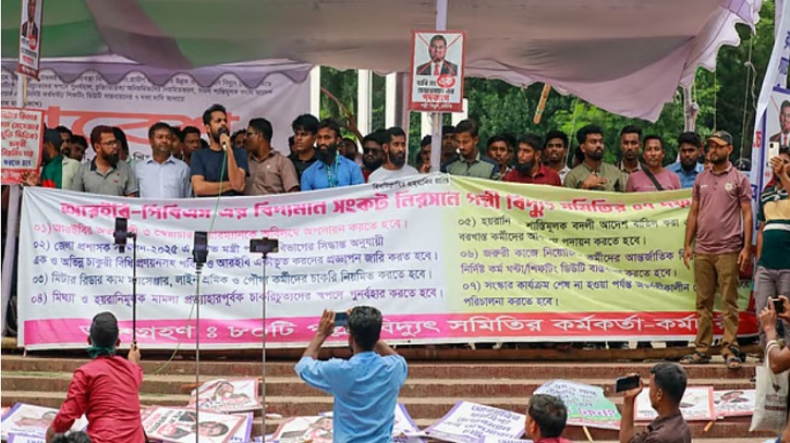১৫ দিনের অবস্থান, আশ্বাস মেলেনি—দাবিতে অনড় পল্লী বিদ্যুৎ কর্মীরা