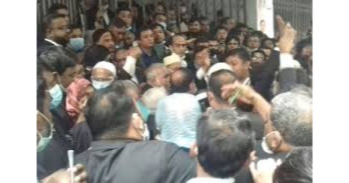 বিক্ষোভের মুখে ছুটিতে বিচারক আসাদুজ্জামান নূর