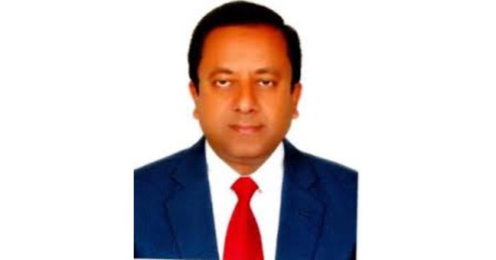 সিলেটে প্রথম টিকা নিলেন বিভাগীয় কমিশনার মশিউর